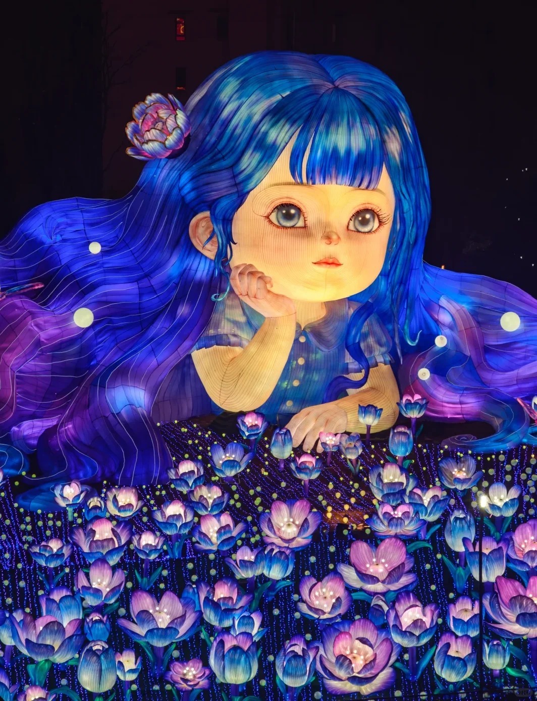 自貢燈會的「暢想未來」燈組，星光與繁華交織，以小女孩和花海為主角。