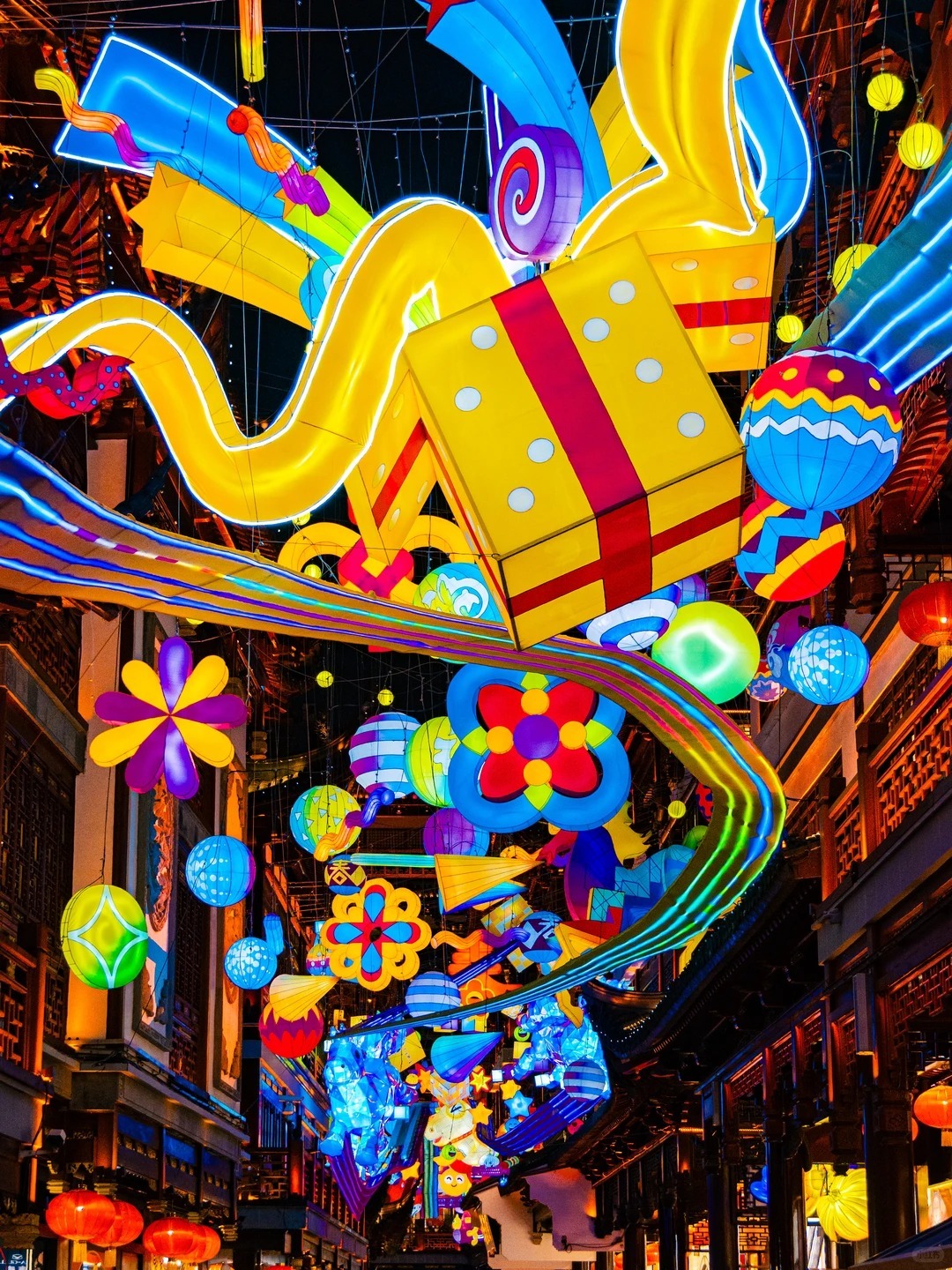 豫園商城的凝暉路布置了各式色彩鮮艷的花燈和可愛小馬燈。