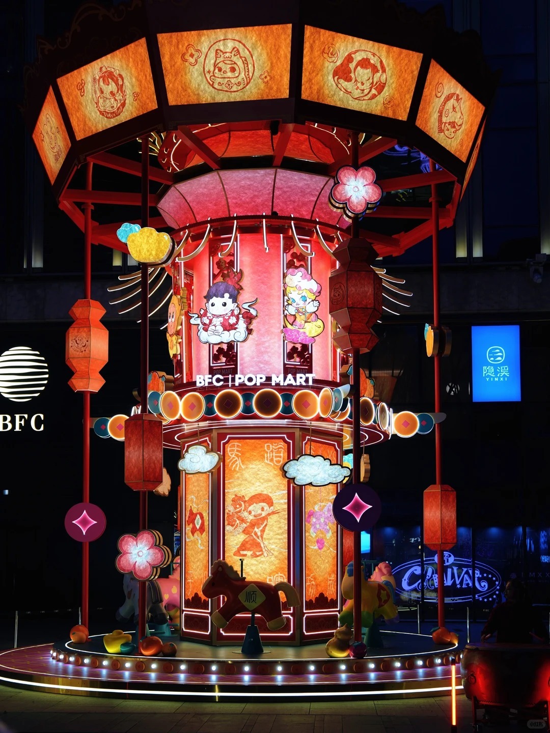 上海外灘的泡泡瑪特宮燈組