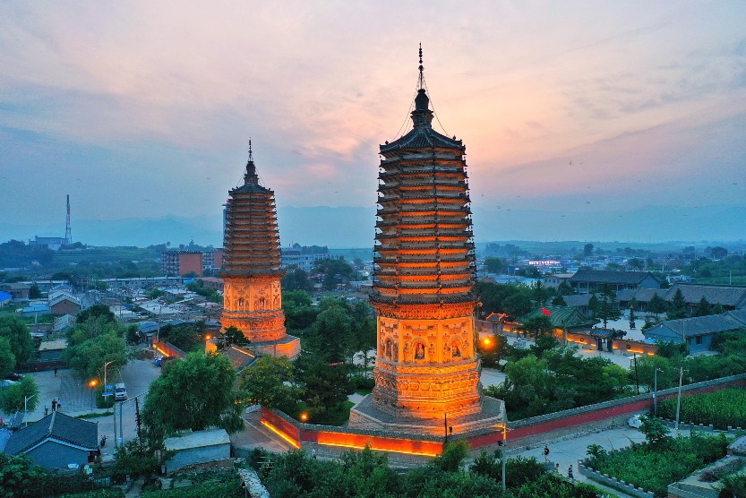 黃昏時分，遼寧錦州崇興寺雙塔的風光