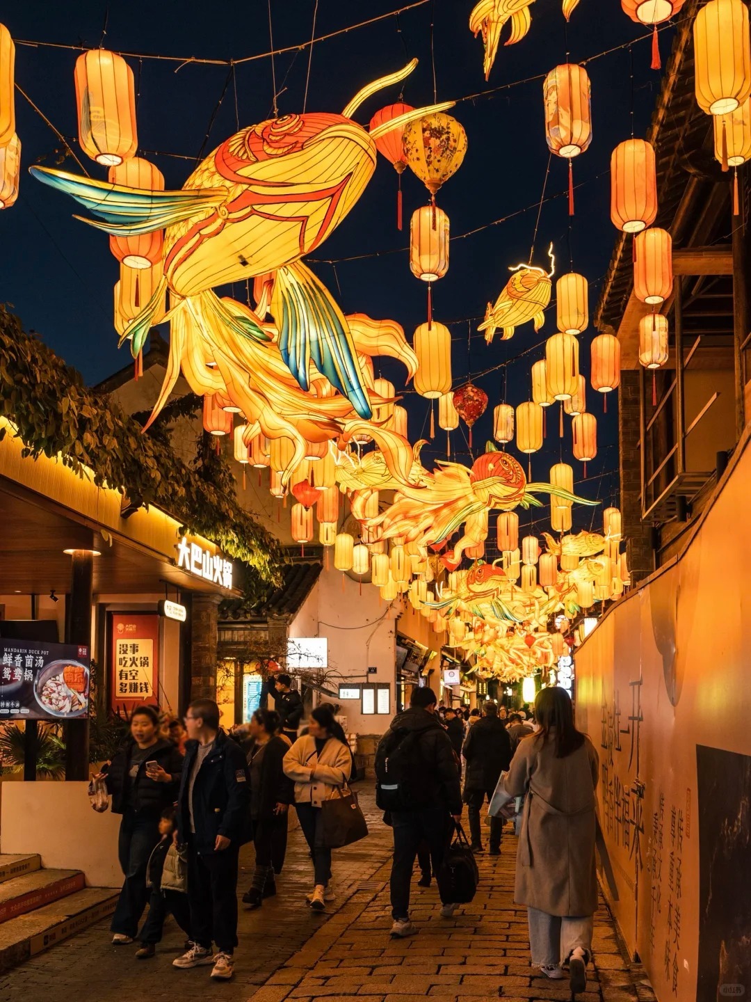 馬年將至，老門東張燈結彩，美輪美奐。