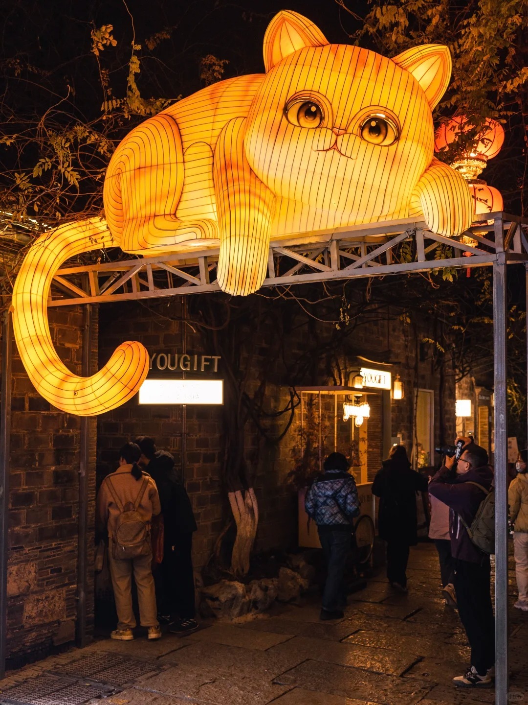 南京老門東的「胖橘」貓咪燈組，若伸手撫摸貓咪的尾巴，它還會眨眼睛。