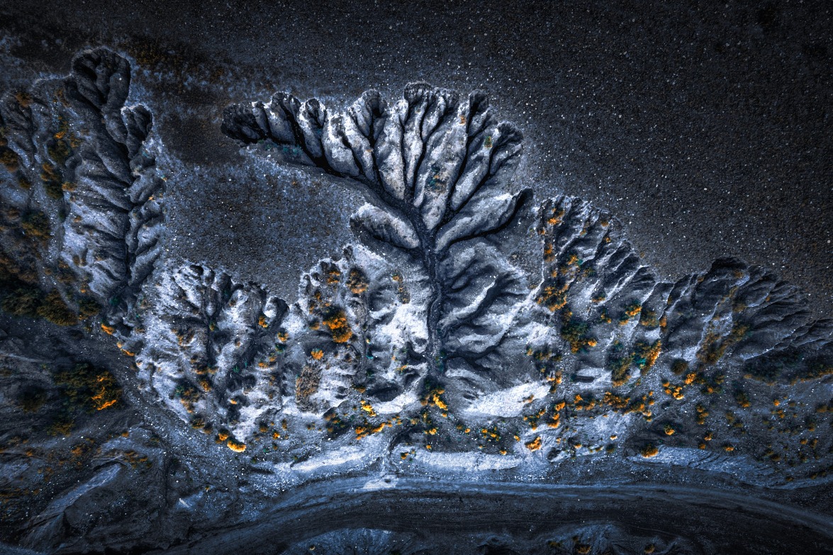 The winter snowscape of Xinjiang's Anjihai Grand Canyon, where the river at the bottom of the canyon freezes to form a spectacular 