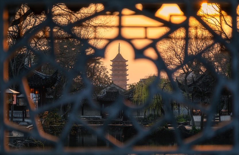 蘇州拙政園借景北寺塔。