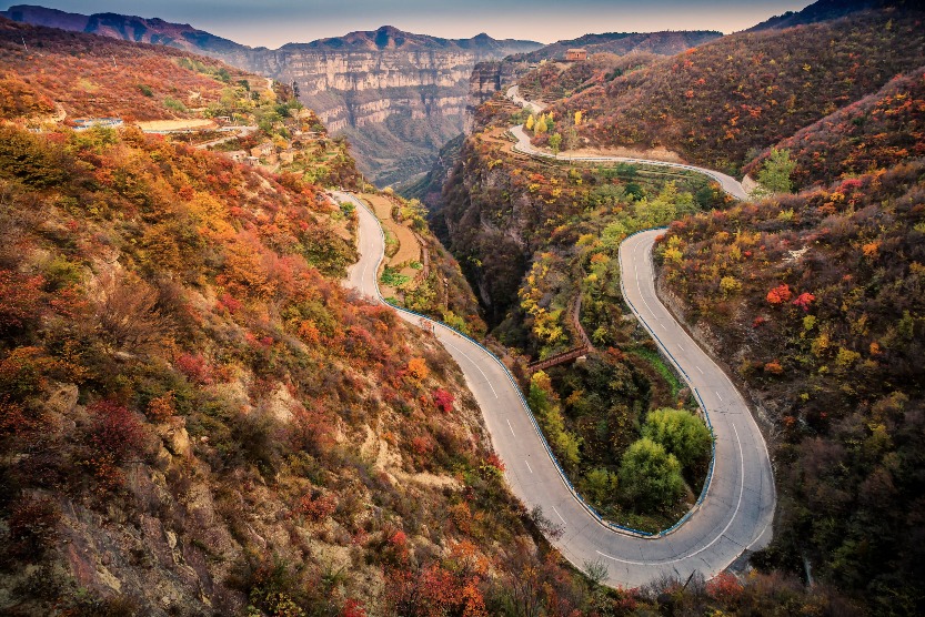 河南林州太行大峽谷 林州太行山巔之上的太行天路景區,山路蜿蜒曲折,與黃土高原相互輝映。