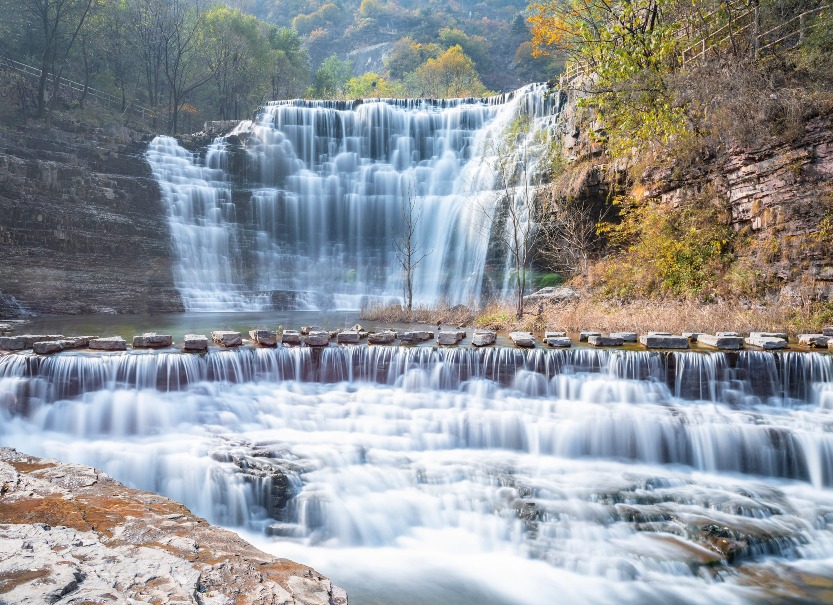 河南林州太行大峽谷桃花谷 林州太行大峽谷桃花谷內的瀑布,絕崖壁立高百丈。