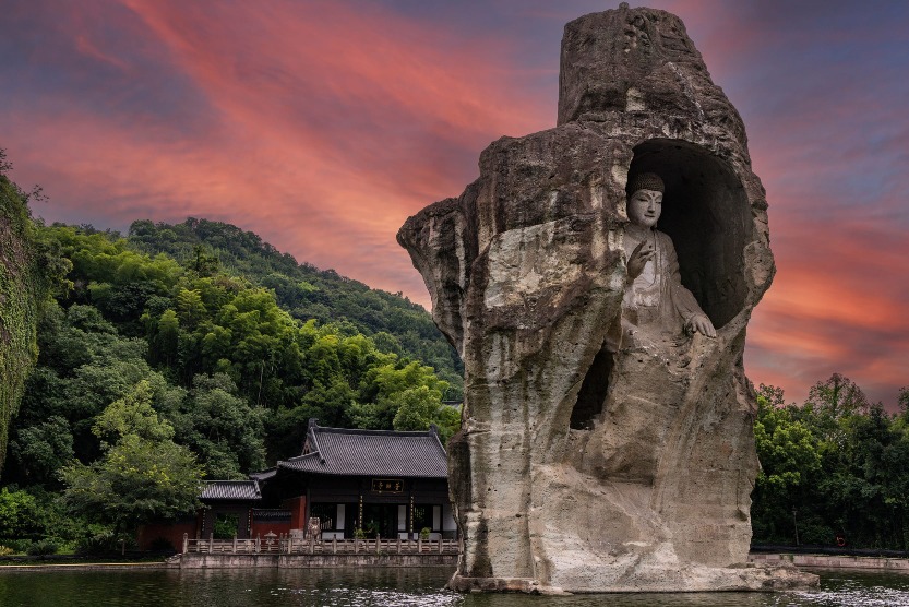 The back of the Shaoxing Keyan Giant Buddha is not attached to the cliff face; only its base is connected to the rock, leaving the niche in a 'hollow' state.