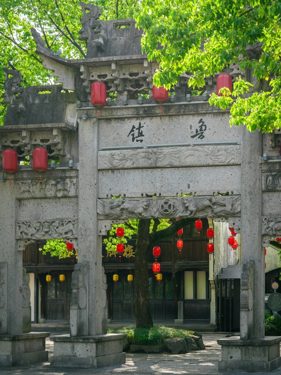紹興柯岩魯鎮 紹興柯岩魯鎮,白牆黛瓦臨水而建