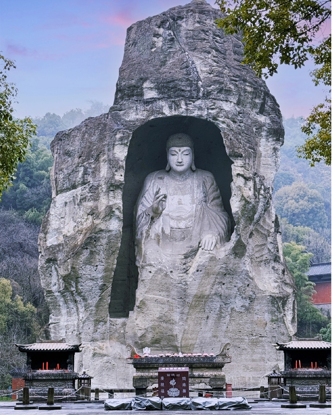 紹興柯岩大佛高逾20米
