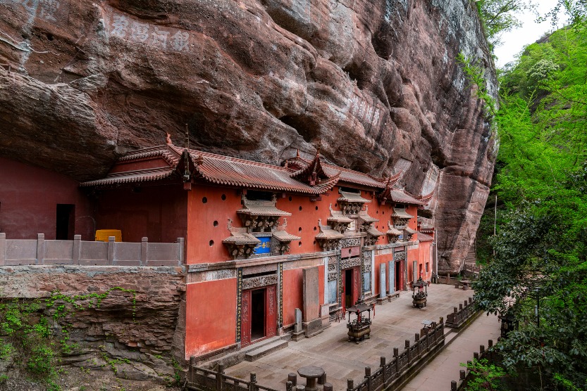 The Taoist temples on Mount Qiyun are built against cliffs and into caves, and traces of numerous cliff inscriptions can also be found on the mountain paths and steep cliffs.