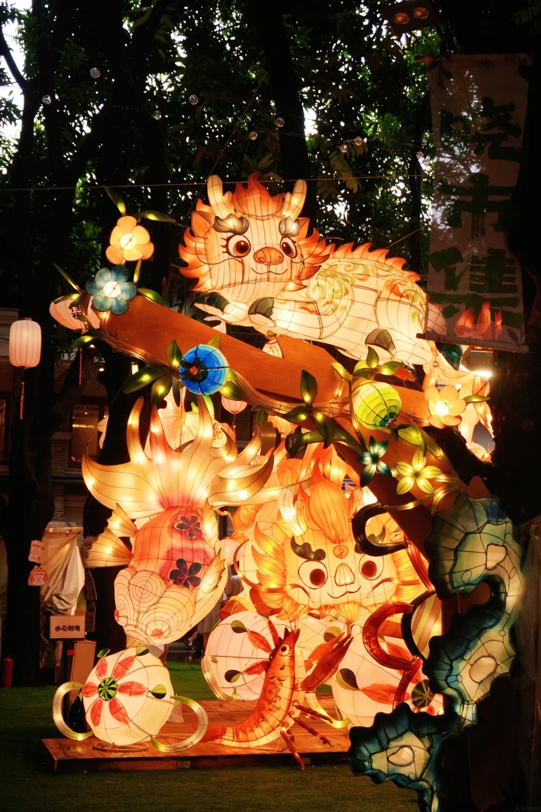 佛山嶺南天地燈會 入夜後,嶺南天地「曉市集」彩燈亮起,漫步於市集之中,處處花燈搖曳,流光溢彩,充滿濃厚的中秋節日氛圍。