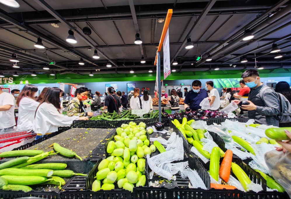 4月25日，朝陽區一間超市內，不少居民前來購買蔬菜生鮮。