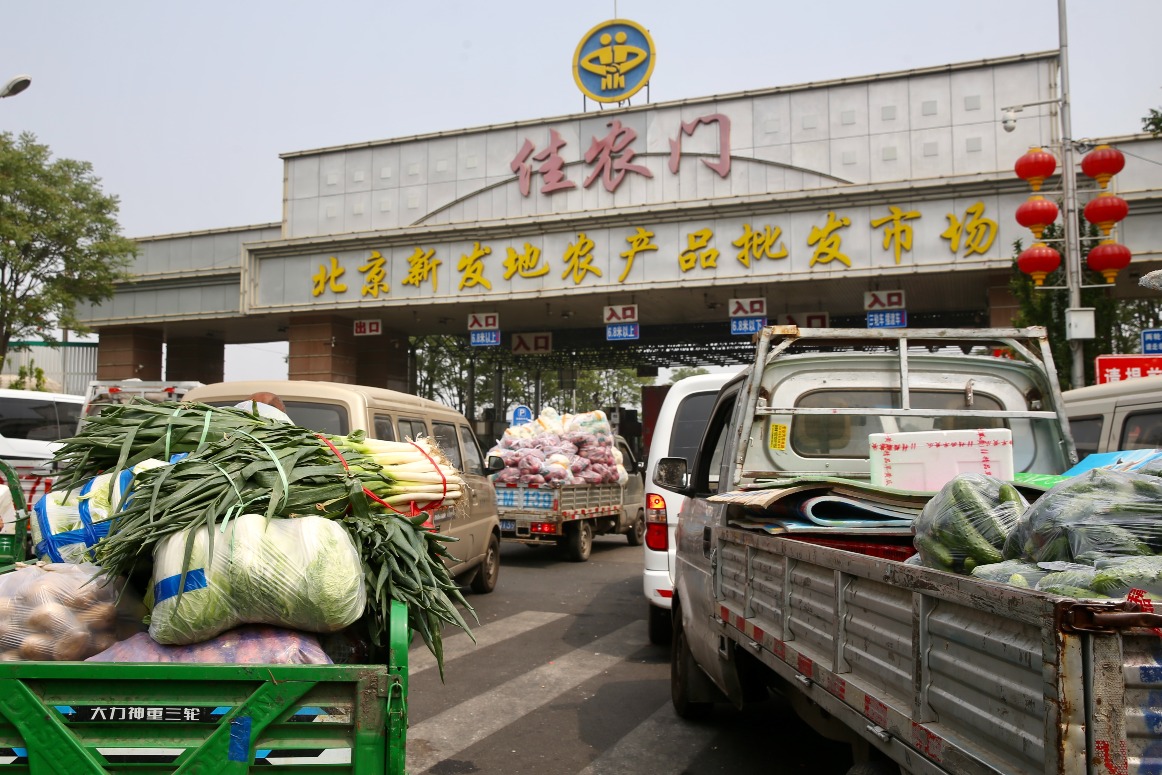 4月25日，北京新發地農產品批發市場，裝載蔬菜的貨車正駛入批發市場。