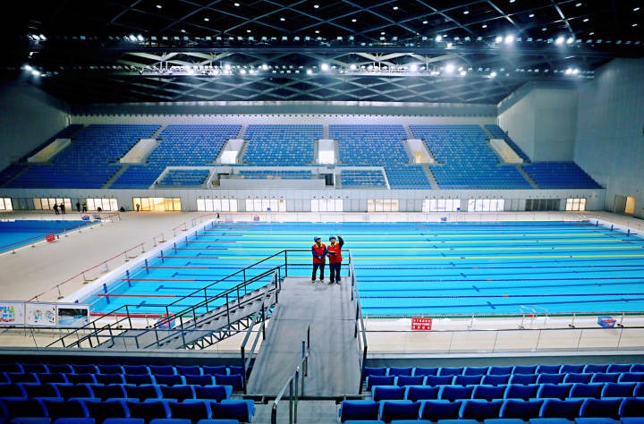 國網杭州供電公司工作人員，在亞運游泳館進行設備巡視