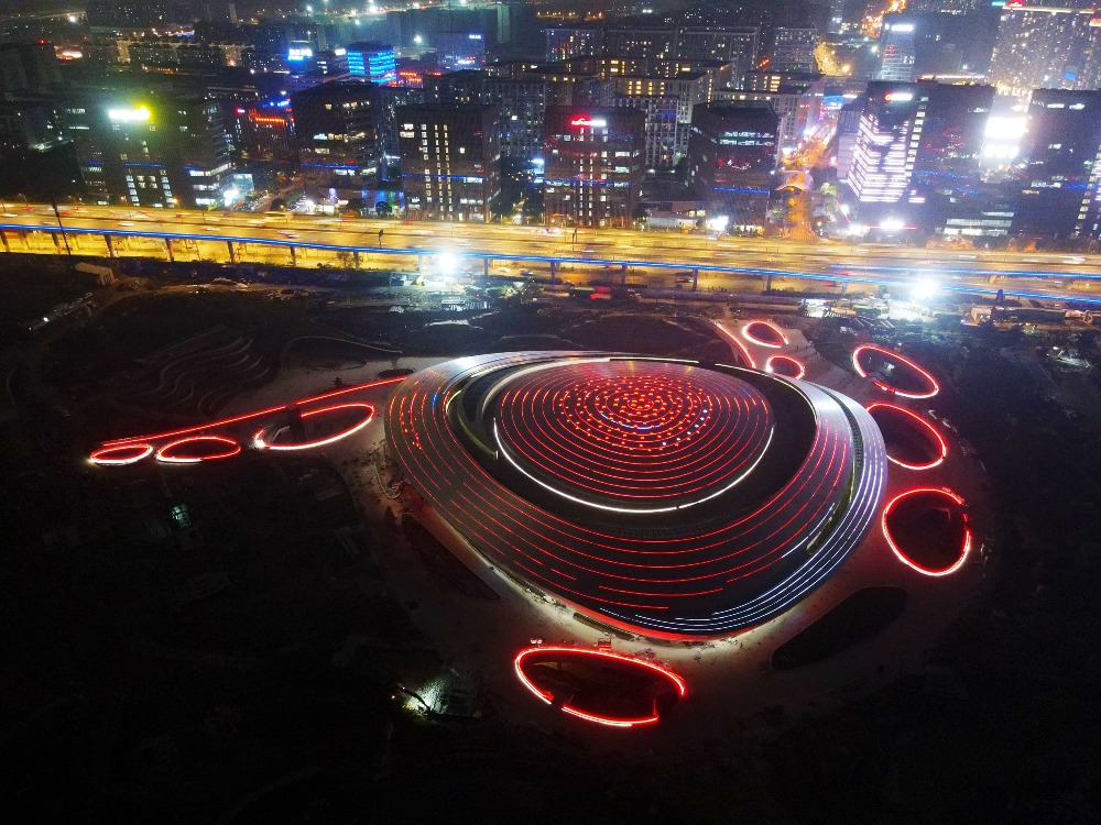 夜幕下亮燈的杭州電競中心