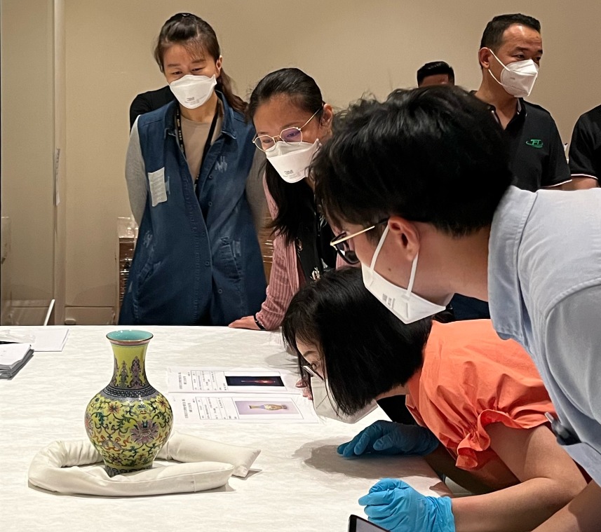 香港故宮文化博物館研究與文保人員，和故宮博物院布展組專家，一齊為剛到的故宮借展文物進行點交和狀況檢查。