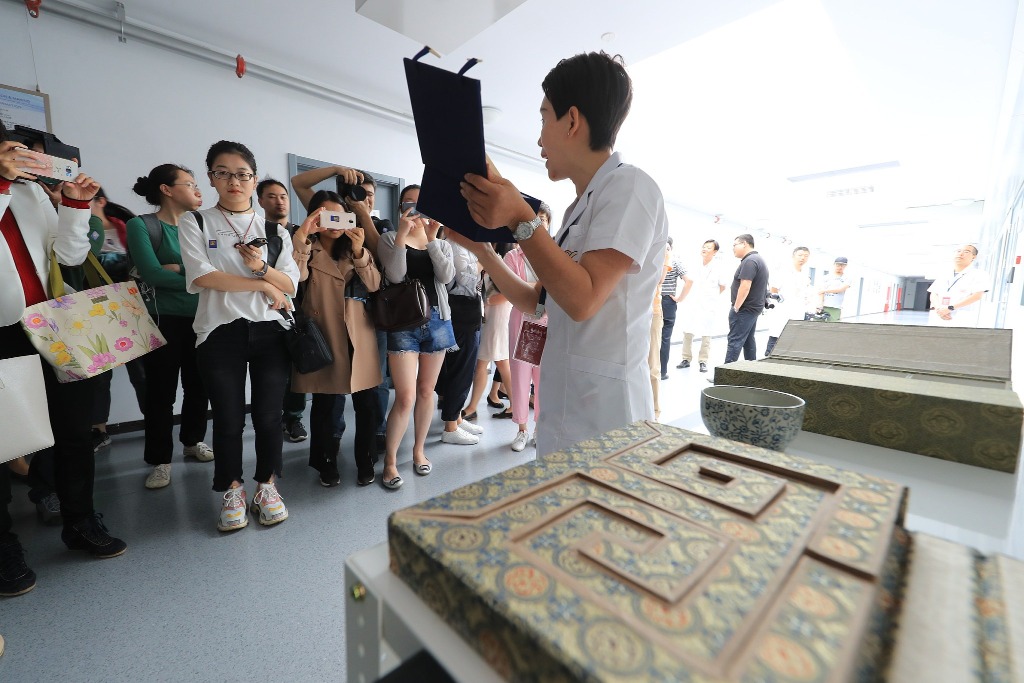 北京故宮文物醫院工作人員修復鑲嵌器文物_對外開放是故宮其中一個重點工作