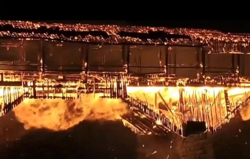 萬安橋火勢猛烈。