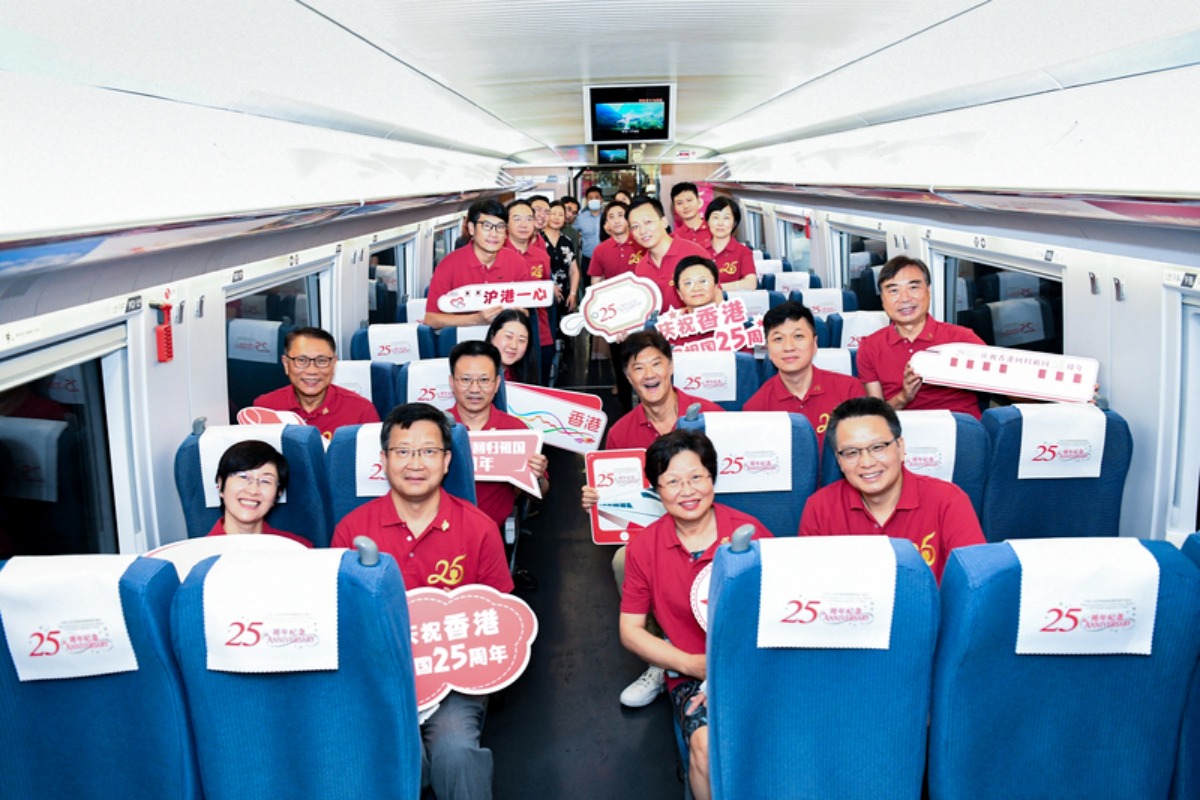 駐滬辦及上海政府官員在高鐵冠名列車車廂內合照。