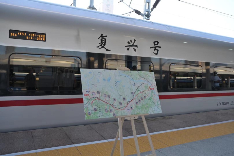 益長段的復興號列車。 益長段的復興號列車。