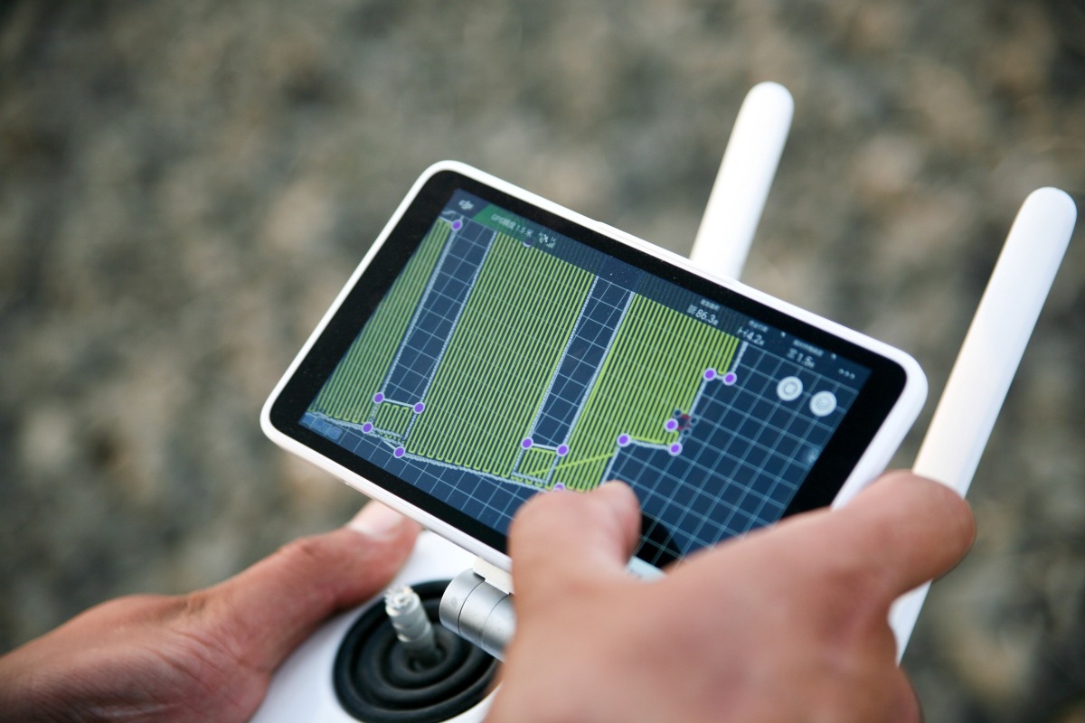 A drone swarm flight planner is planning the spraying route for a plant protection drone.