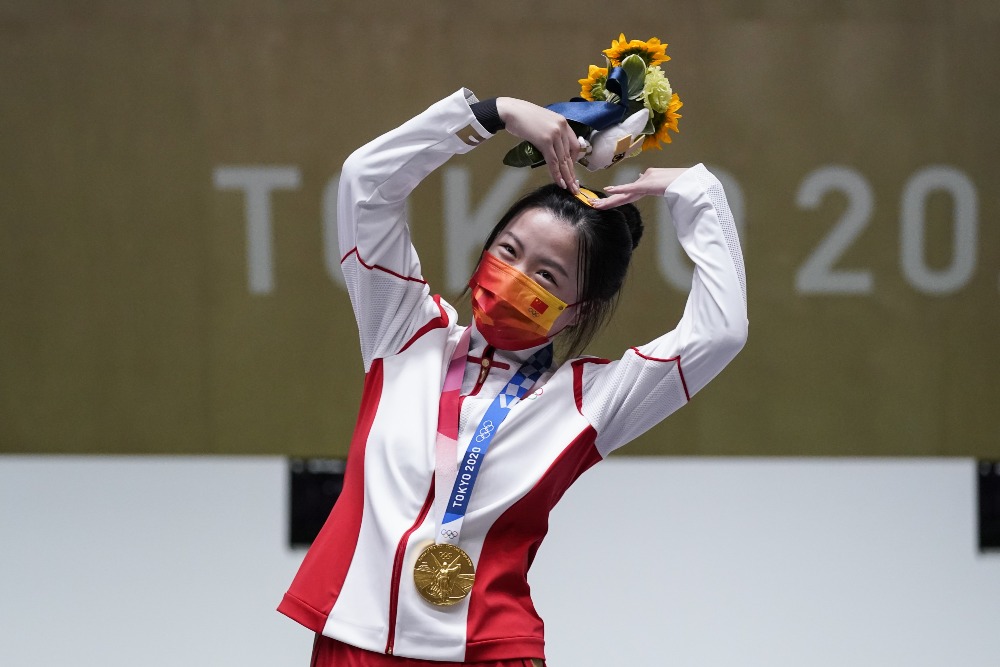 當代中國-體育運動-楊倩女子10米氣步槍奪冠