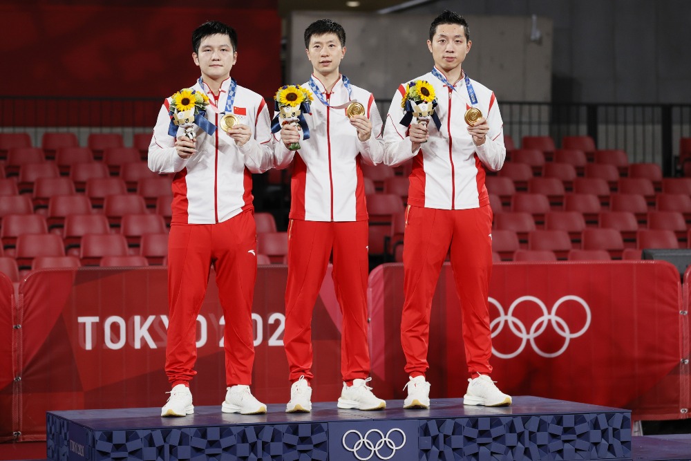 當代中國-體育運動-東京奧運中國男兵團體摘金