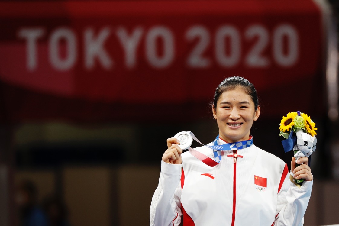 當代中國-體育運動-東京奧運李倩奪得中量級女子拳擊金牌