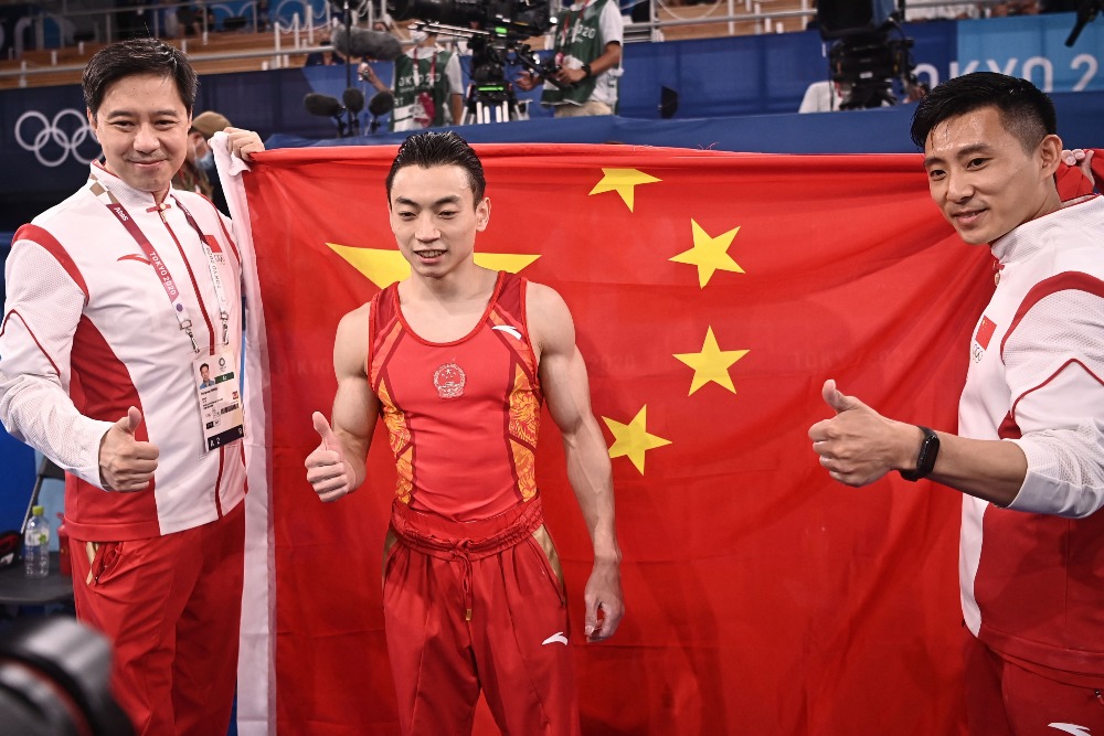 當代中國-體育運動-東京奧運鄒敬園男子雙杠奪金