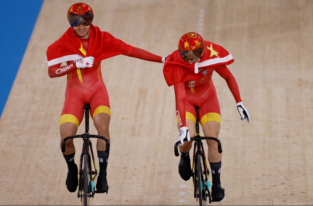 當代中國-體育運動-東京奧運鍾天使和鮑珊菊女子單車場地爭先賽奪金