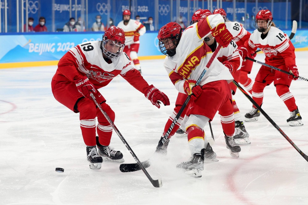 北京冬奧-女子冰球中國隊首局勝利