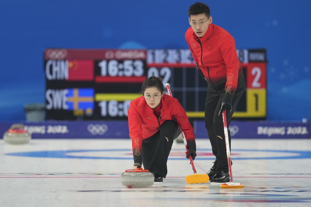 當代中國-北京冬奧-北京冬奧｜冰壺混雙國家隊暫列小組第三今午出戰加拿大_中國冰壺混雙隊伍在組隊僅僅3個月就出戰奧運