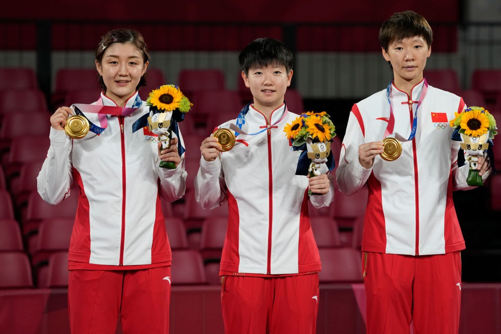 陳夢（左）、孫穎莎（中）和王曼昱（右）在東京奧運中，合力在女團項目擊敗日本隊中奪冠。