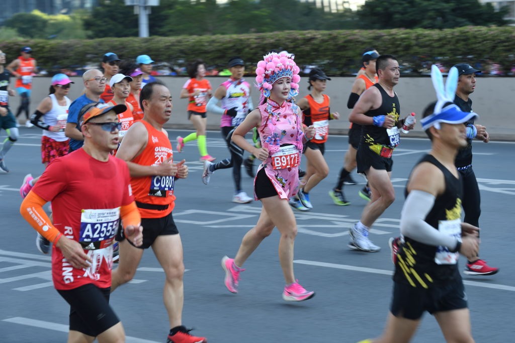 廣州馬拉松除了是跑步的盛事，還是一個文化活動，包括有醒獅表演等