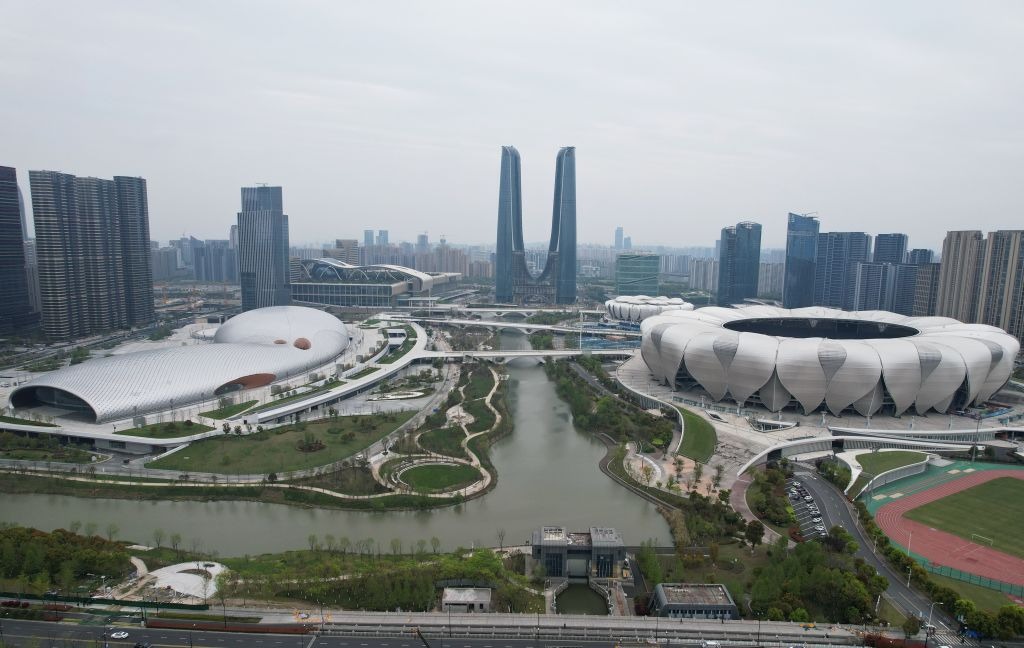 杭州奧體中心游泳館位於蕭山區，採用雙館合一的設計理念獨特的流線造型，結合雙層全覆蓋銀白色金屬屋面和兩翼張開的平台形式，是世界上最大的兩館連接體非線性造型