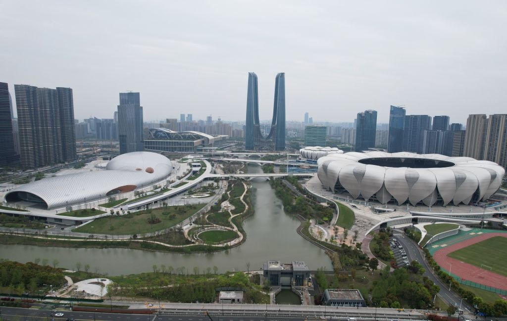 杭州奧體中心游泳館位於蕭山區,採用雙館合一的設計理念獨特的流線造型,結合雙層全覆蓋銀白色金屬屋面和兩翼張開的平台形式,是世界上最大的兩館連接體非線性造型 杭州奧體中心游泳館位於蕭山區,採用雙館合一的設計理念獨特的流線造型,結合雙層全覆蓋銀白色金屬屋面和兩翼張開的平台形式,是世界上最大的兩館連接體非線性造型