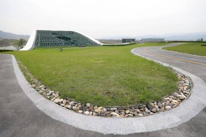 通過這個雨水循環再用系統,場館每個月可節省35%,相當於1000噸的用水。 通過這個雨水循環再用系統,場館每個月可節省35%,相當於1000噸的用水。