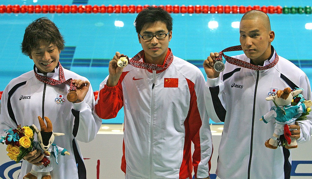 曾被譽為「蝶泳王子」的吳鵬，最輝煌的戰績是15歲的時候，於2002年的釜山亞運會上連奪三金，其後在2007年的世界錦標賽中獲得銀牌。圖為他在多哈亞運會奪金。（圖片來源：Getty）
