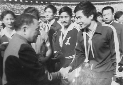 孫志安在運動生涯中,曾經4次奪得世界冠軍,分量最重的,當屬1982年在湯姆斯杯中獲得男團冠軍,這也是國家羽毛球隊第一次在這項賽事中奪冠。 孫志安在運動生涯中,曾經4次奪得世界冠軍,分量最重的,當屬1982年在湯姆斯杯中獲得男團冠軍,這也是國家羽毛球隊第一次在這項賽事中奪冠。