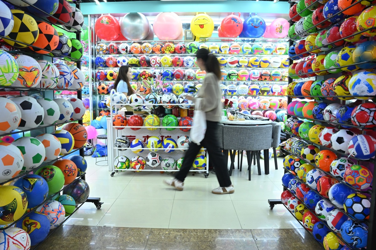 义乌国际贸易城的奖杯 义乌对不同国家对奖杯奖牌的要求充份掌握,欧洲人喜欢金色的大奖杯。