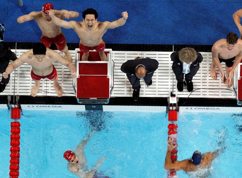 中國男子游泳隊慶祝奪冠 中國游泳隊在巴黎奧運奪得男子4X100米混合泳接力金牌