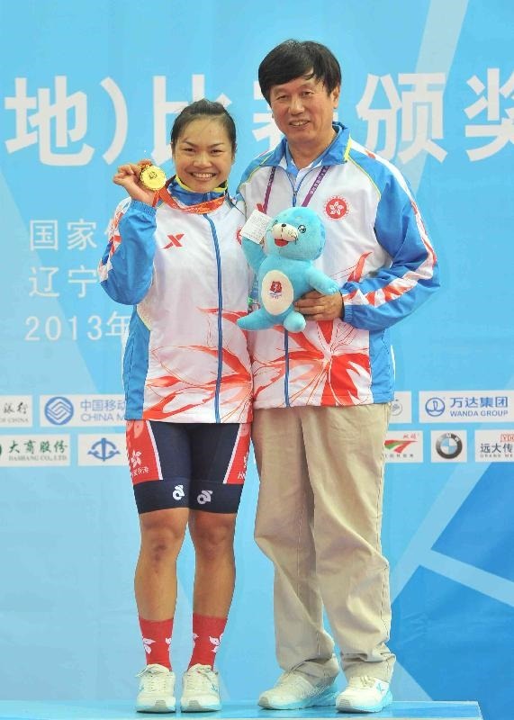 2013年李慧詩首次在全運會自行車女子場地凱林賽金牌，與教練沈金康（右）合照。