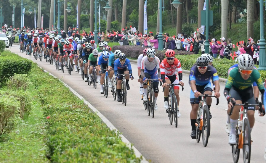 為了方便市民觀賞公路單車賽，香港迪士尼樂園度假區以外的幻想道行人路，將會設立「公眾觀賞區」