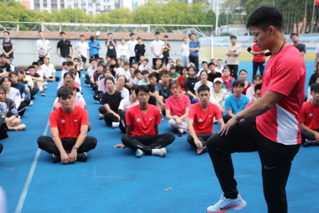 蘇炳添已成為暨南大學體育學院院長。圖為此前他在體育課上指導學生。