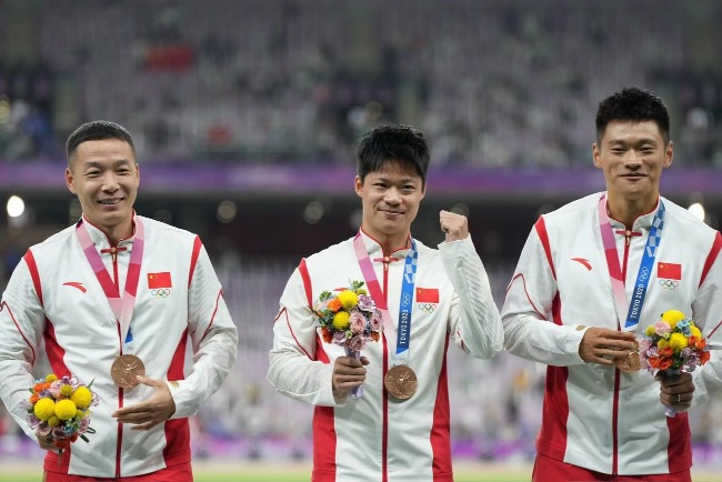 在東京奧運獲得4X100米第三名，是蘇炳添運動員生涯的高峰。圖為蘇炳添和隊友在杭州亞運上遞補東京奧運的銅牌。