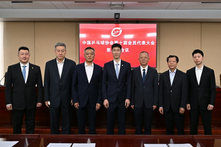 馬龍（右一）2025年4月當選中國乒協副主席，主席為已退役的乒壇名將王勵勤（中）。