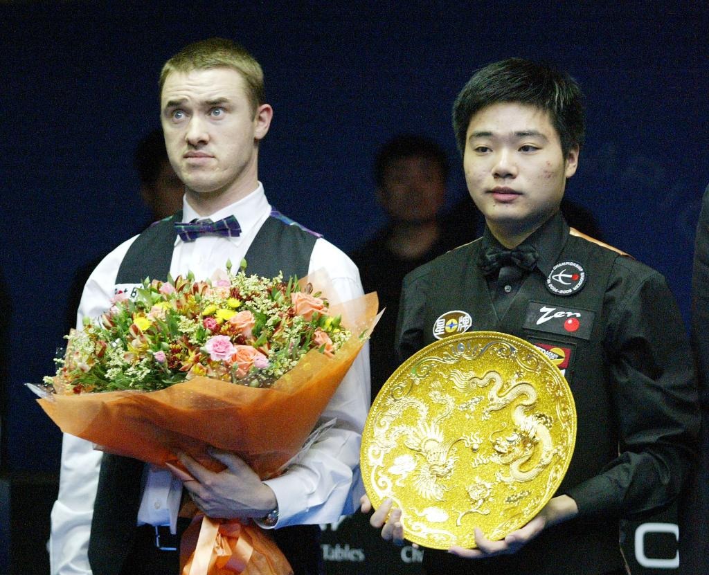 2005年4月3日，中國選手丁俊暉（右）與蘇格蘭選手亨特利（Stephen Hendry）在頒獎儀式上。當日，在北京進行的世界職業桌球巡迴賽中國公開賽的決賽中，丁俊暉以9比5戰勝亨特利，奪得冠軍。
