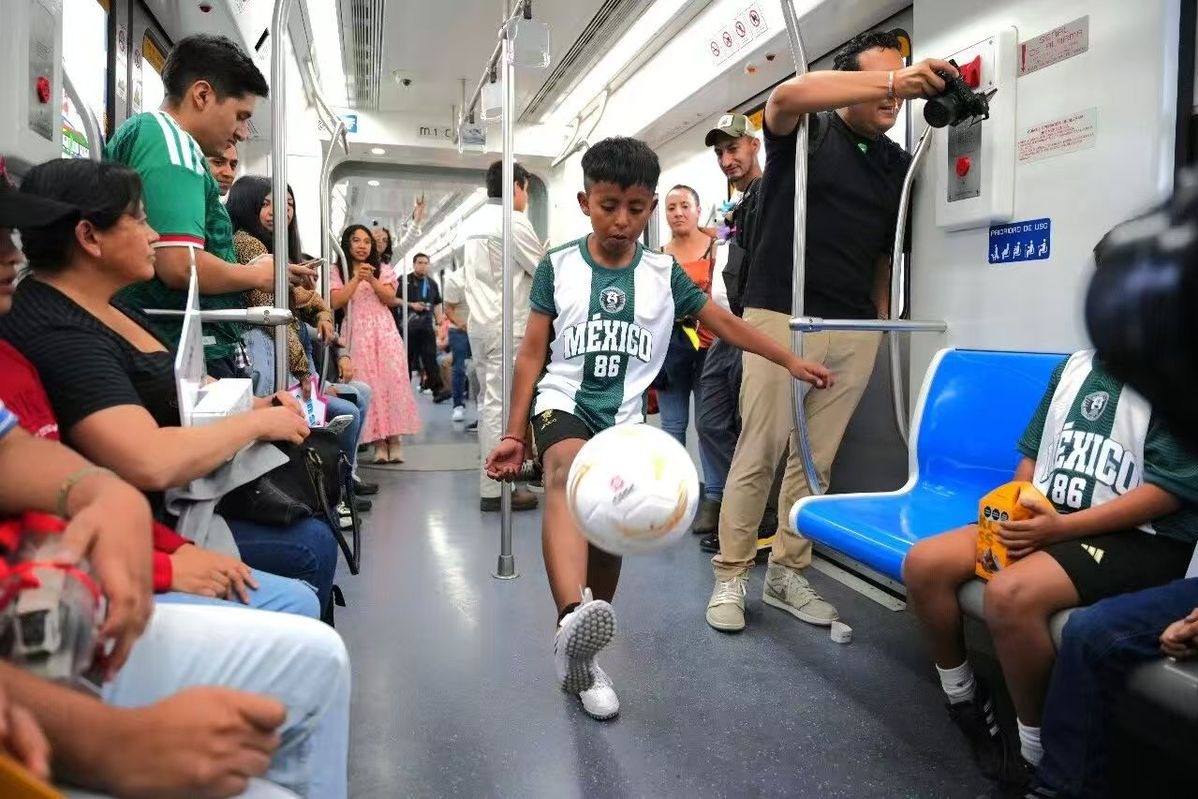 中國製造的輕軌列車在墨西哥運行，滿載乘客，一各小孩在車廂內踢球。