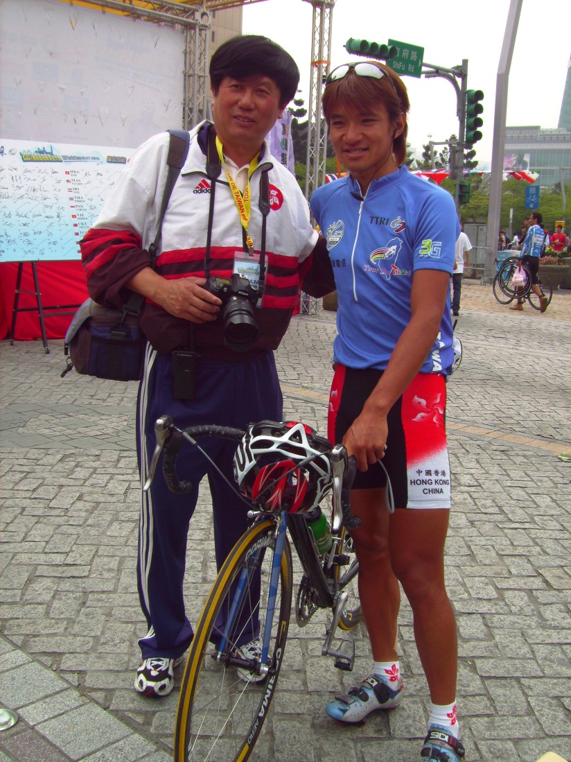2013年黃金寶退役,沈金康罕有地發表教練感想,大讚他18年的運動員生涯的永不言敗、意志堅定,為社會留下了香港年輕一代奮鬥精神,是夢想成真的勵志者典範。(網上圖片) 2013年黃金寶退役,沈金康罕有地發表教練感想,大讚他18年的運動員生涯的永不言敗、意志堅定,為社會留下了香港年輕一代奮鬥精神,是夢想成真的勵志者典範。(網上圖片)