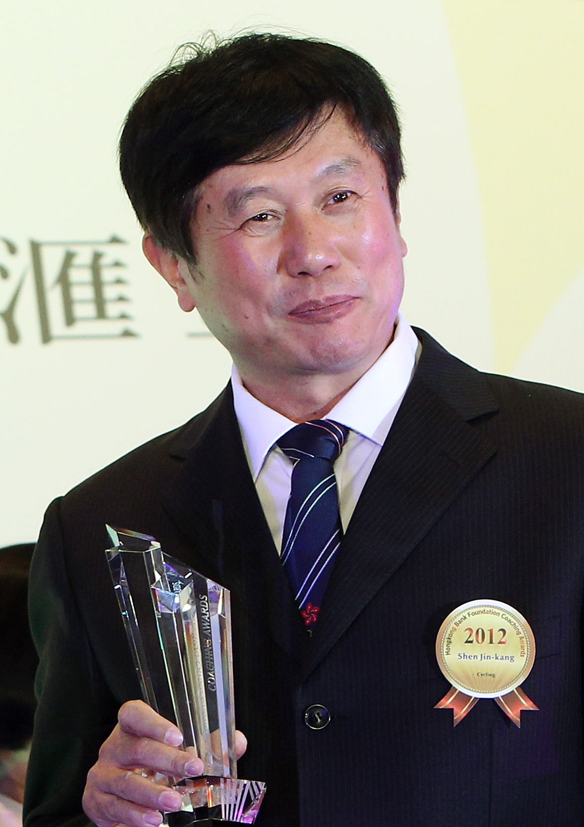 沈金康去年（2022年）獲特區政府頒發銀紫荊星章，表揚他對香港體壇貢獻。他說：「作為一名單車教練，我的工作是平凡的，培養運動員在國際賽場爭金奪銀，為香港爭光，是每位教練工作應該盡的責任。」（圖片來源：Getty）